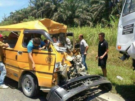 KEMALANGAN BAS SEKOLAH...Orang ramai membantu menyelamatkan pemandu dan penumpang sebuah bas sekolah yang terbabit dalam kemalangan setelah bertembung dengan lori pembancuh simen di KM45 Jalan Sandakan-Kinabatangan di Sabah pada Jumaay. Ketika kejadian 12.10 tengah hari itu, bas sekolah berkenaan membawa 22 pelajar Sekolah Menengah Kebangsaan (SMK) Segaliud dan Sekolah Kebangsaan (SK) Ulu Dusun yang baru pulang dari sekolah.-Foto BERNAMA 