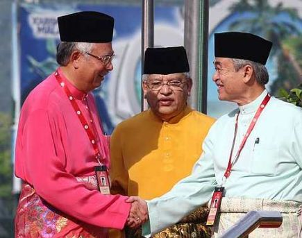 BAKAL PRESIDEN UMNO YANG BARU... Datuk Seri Najib Tun Razak berjabat tangan dengan Perdana Menteri, Datuk Seri Abdullah Ahmad Badawi selepas upacara menaikkan bendera sempena Perhimpunan Agung ke-59 di Pusat Dagangan Dunia Putra hari ini. Foto THE STAR Oleh GLENN GUAN.