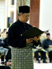 Muhyiddin mengangkat sumpah di hadapan Tuanku Abdul Halim pada Istiadat Pengurniaan Surat Cara Pelantikan dan Mengangkat Sumpah Jawatan dan Taat Setia Serta Sumpah Simpan Rahsia Oleh Timbalan Perdana Menteri, Menteri dan Timbalan Menteri di Istana Negara.- FotoBERNAMA