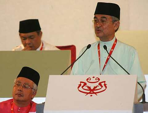 UCAPAN DASAR YANG TERAKHIR SEBAGAI PRESIDEN..Datuk Seri Abdullah Ahmad Badawi menyampaikan ucapan dasar Presiden Umno di Dewan Merdeka, Pusat Dagangan Dunia Putra hari ini. Foto THE STAR Oleh IBRAHIM