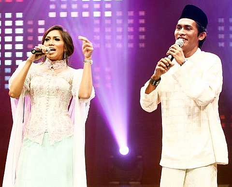  Ziana Zain dan protegenya, Mohd menyanyikan lagu rap semasa rakaman Mentor Raya 2010. - Foto oleh ALIF FARHAN