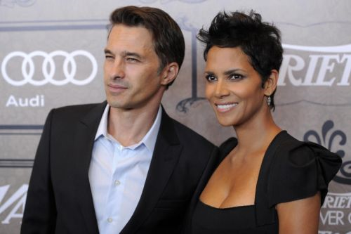 Halle Berry (kiri) bersama tunangnya, Olivier Martinez.