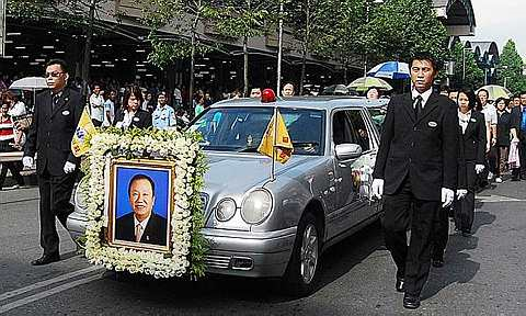 PENGHORMATAN TERAKHIR... Mendiang Datuk Robert Lau Hui Choi dibawa berarak mengelilingi bandar Sibu sebelum upacara keagamaan diadakan di Gereja St. Mary sempena pengkebumian mediang di sini hari ini. Sepanjang perarakan itu, orang ramai berpeluang memberi penghormatan terakhir sebelum mendiang disemadikan di Nirvana Memorial Park Sibu. Mendiang dikenali sebagai tokoh yang berjaya mengubah Sibu daripada asalnya pekan mati kini menjadi sebuah bandar utama. Mendiang Datuk Robert Lau Hui Choi dibawa mengelilingi bandar Sibu ketika perarakan sempena upacara pengkebumian mediang di sini, hari ini. Mendiang disemadikan di Nirvana Memorial Park Sibu.-Foto BERNAMA. 