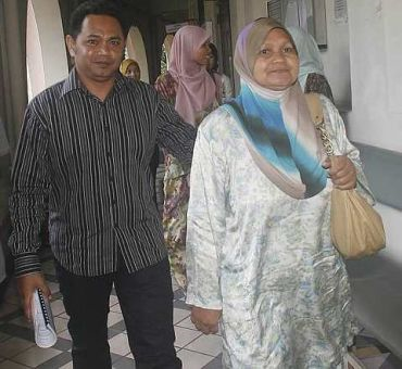 Abang Siti Nurhaliza, Ayie bersama dengan ibunya di Mahkamah Tinggi Syariah Wilayah Persekutuan Kuala Lumpur. foto THE STAR oleh ABDUL RAHMAN SENIN