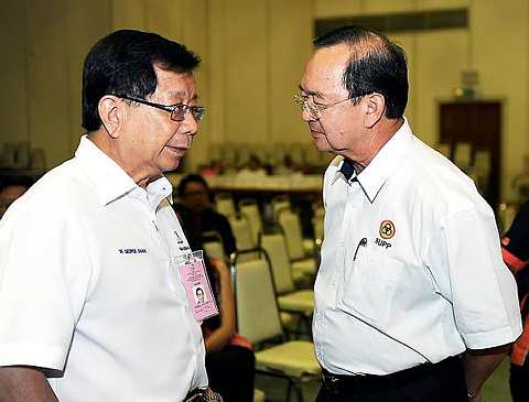 Presiden SUPP yang juga calon Barisan Nasional Dewan Undangan Negeri N63 Piasau, Tan Sri Dr George Chan (kiri) berbincang sesuatu dengan Menteri Tenga, Teknologi Hijau dan Air Datuk Sri Peter Chin Fah Kui sewaktu pengumuman rasmi pilihan raya negeri Sarawak ke-10 di Dewan Suarah Miri di sini malam Sabtu. George Chan tewas kepada calon DAP Ling Sie Kiong dengan majoriti 1,590 undi.-Foto BERNAMA.  