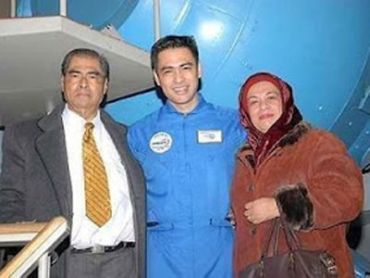 Sheikh Muszaphar (tengah) bersama bapanya, Sheikh Mustapha (kiri) dan ibu, Datin Zuraida Sheikh Ahmad. Sheikh Mustapha meninggal dunia pada pagi Jumaat. Foto sinarharian.com 