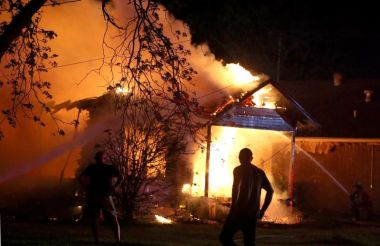 Anggota bomba sedang bertungkus-lumus memadam kebakaran di kilang baja dekat Waco, Texas.