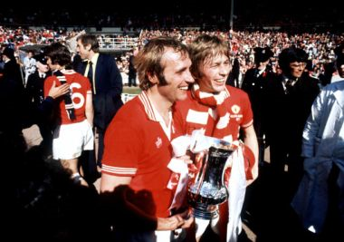 Brian Greenhoff (kanan) dan adiknya Jimmy meraikan kemenangan United mengatasi Liverpool dalam aksi final Piala FA pada  1977.
