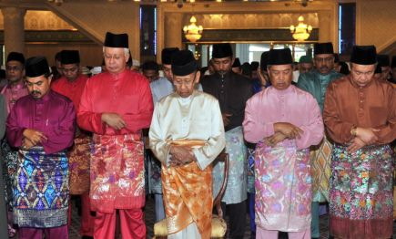 Yang di-Pertuan Agong, Tuanku Abdul Halim Mu'adzam Shah berkenan menunaikan Solat Sunat Hari Raya Aidilfitri bersama Perdana Menteri Datuk Seri Najib Tun Razak serta Timbalan Perdana Menteri Tan Sri Muhyiddin Yasin dan orang ramai di Masjid Negara, Kuala Lumpur pada Khamis. Turut kelihatan Menteri Dalam Negeri, Datuk Seri Ahmad Zahid Hamidi dan Menteri di Jabatan Perdana Menteri, Datuk Seri Jamil Khir Baharom.
-Foto BERNAMA 