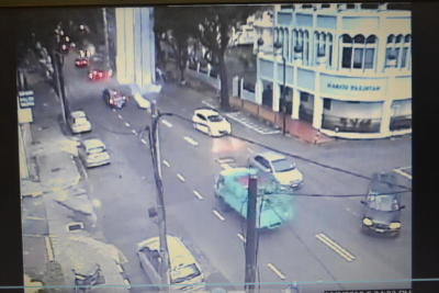 Rakaman CCTV menunjukkan penebat kilat runtuh betul-betul di atas kereta Honda City hitam milik mangsa, Lim Chin Aik dalam kejadian ribut, di Jalan Macalister Road, 13 Jun lalu.
