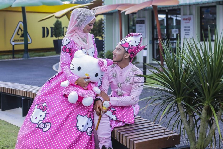 Pengantin u0027Hello Kittyu0027 kahwin, tapi telefon bimbit jurugambar 