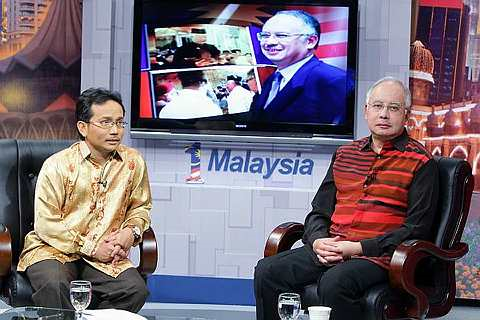 PERDANA Menteri, Datuk Seri Mohd. Najib Tun Abdul Razak bersama moderator Sayed Munawar Jamalullail (kiri) pada program 