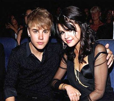 Justin Bieber (kiri) dan Selena Gomez.