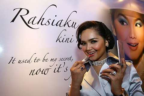 Siti bersama produk kosmetik SimplySiti ketika majlis pelancaran di Hotel Mandarin Oriental, Kuala Lumpur, hari ini. - Foto oleh AZMAN GHANI