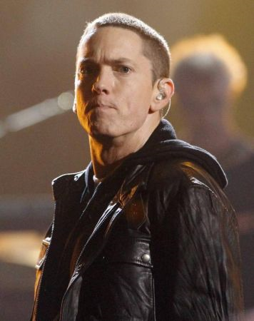 Eminem menjadi selebriti paling mempunyai banyak pengikut di laman Facebook.