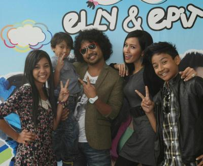 Barisan pelakon drama Elly & Epit