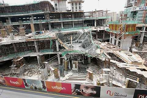 Lantai konkrit bangunan yang masih dalam pembinaan di KL Sentral runtuh pada pukul 11 pagi Selasa menyebabkan seorang pekerja cedera. Foto THE STAR Oleh: AZMAN GHANI.