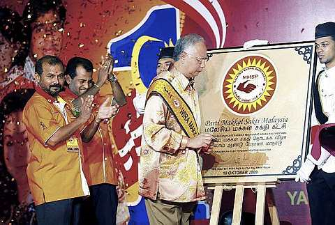 PERDANA Menteri, Datuk Seri Mohd Najib Tun Abdul Razak selepas menandatangani plak simbolik pelancaran parti Makkal Sakti Malaysia di Taman Ekspo Pertanian Malaysia Serdang hari ini. Turut sama ialah Presiden MMSP, R.S Thanenthiran (kiri) dan Naib Presiden, R.K Ramesh (dua, kiri). --fotoBERNAMA 