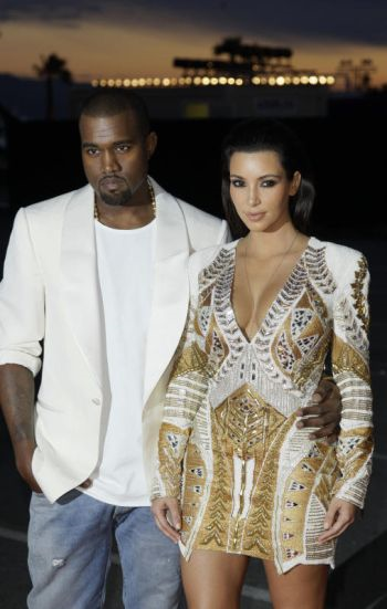 Kanye (kiri) menjaga soal pemakaian Kim Kardashian.