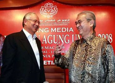 BAKAL PENGGANTI...Timbalan Presiden Umno, Datuk Seri Najib Tun Razak beramah mesra dengan Presiden parti, Datuk Seri Abdullah Ahmad Badawi. Najib bakal mengambil alih tampuk kepimpinan sekaligus menjadi Perdana Menteri Malaysia yang ke-6 selepas ini. Foto THE STAR Oleh RAJA FAISAL HISHAN.