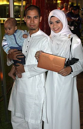 Ina bersuami suami, Suhaimi dan anak mereka hadir memeriahkan majlis resepsi Mawi dan Ekin - foto THE STAR oleh SAMUEL ONG