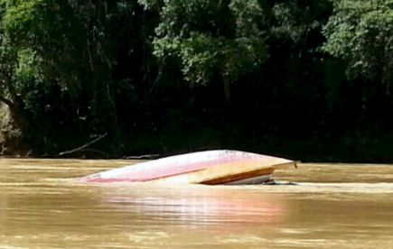 Sebuah bot ekspres sarat dengan penumpang yang ingin pulang untuk sambutan Hari Gawai, karam di kawasan Jeram Tukok/Jeram Bungan, kira-kira 40 minit perjalanan dari sini, pada Selasa.-Foto BERNAMA