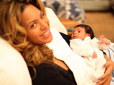 Gambar Beyonce bersama bayi perempuannya Blue Ivy yang dipaparkan pada akaun laman Tumblr miliknya.