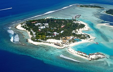 Pemandangan dari udara Holiday Inn  Resort di Kandooma, Maldives.