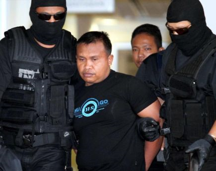 Suspek kes rompakan dan tembak mati seorang pegawai bank tiba di Makamah Majistret Petaling Jaya untuk direman bagi membantu siasatan. Foto: ROHAIZAT MD DARUS/THE STAR. 