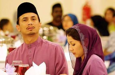 Vee dan pasangan semasa menghadiri majlis pernikahan anak Allahyarham Tan Sri Mohamed Rahmat (Tok Mat) iaitu Nur Jazlin dan Liza Mydin semalam - foto THE STAR oleh SHAARI CHEMAT