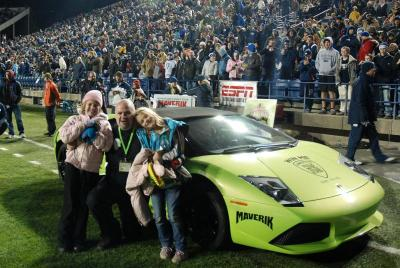 Dopp bergambar dengan anak perempuanya, Shayla (kiri) dan Olivia (kanan) selepas memenangi kereta Lamborghini tersebut dalam peraduan sebuah kedai serbaneka. Foto AP