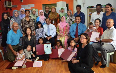 Pengarah Pendaftaran Negara, Datuk Jariah Mohd Said (duduk,empat,kanan) bergambar kenangan bersama sebahagian penjaga dan kanak-kanak selepas menyampaikan sijil kelahiran di Yayasan Chow Kit K.Lumpur. fotoBERNAMA 