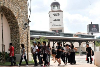 Johor Premium Outlets menarik perhatian ramai penunjung yang mahukan barangan berjenama pada harga lebih rendah.