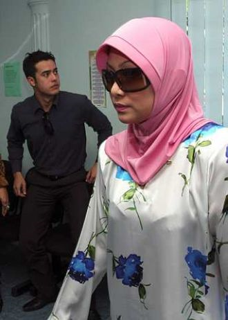 Abby ditemani pelakon baru Zul Ariffin di Mahkamah Syariah pagi tadi.