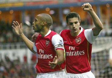 Henry (kiri) dan Van Persie ketika bermain bersama dengan pasukan Arsenal sebelum tahun 2007.