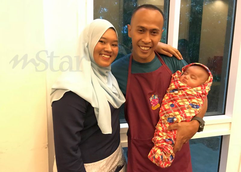 Isteri Achey Usaha Jadi Ibu Susuan Kepada Anak Angkat Dua Bulan Hiburan Mstar