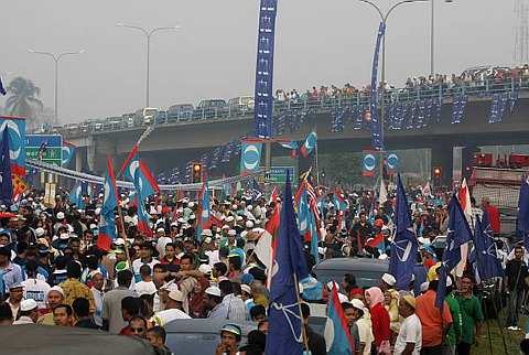 SUASANA pada hari penamaan calon pilihan raya kecil kerusi Parlimen Permatang Pauh, Pulau Pinang pada 16 Ogos 2008. Persekitaran tegang termasuk kehadiran beribu-ribu penyokong berakhir dengan serangan terhadap dua wartawan.