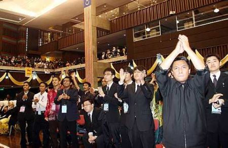 Sebahagian calon pilihan raya kampus Universiti Malaya meraikan kemenangan mereka semasa pengumuman penuh di Dewan Tunku Canselor di Kuala Lumpur hari ini. Foto Oleh AZLINA ABDULLAH   