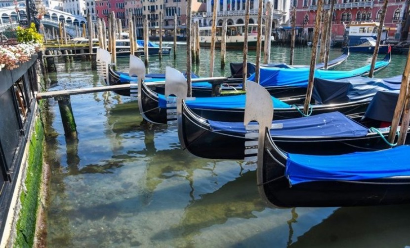 Kota Venice lumpuh, ibarat bandar berhantu... Air laut ...