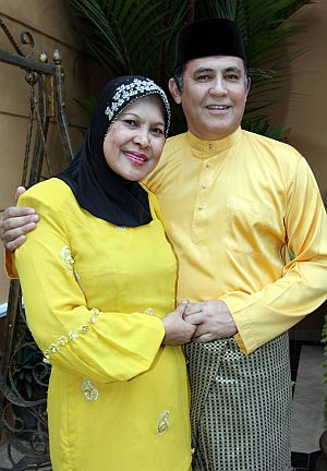 Datuk Yusof Haslam bersama isteri tercinta, Datin Fatimah Ismail - foto THE STAR oleh SAMUEL ONG