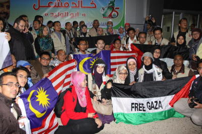 Sebahagian daripada sukarelawan bergambar selepas Misi Solidariti 2012 tiba di Gaza. -fotoBERNAMA