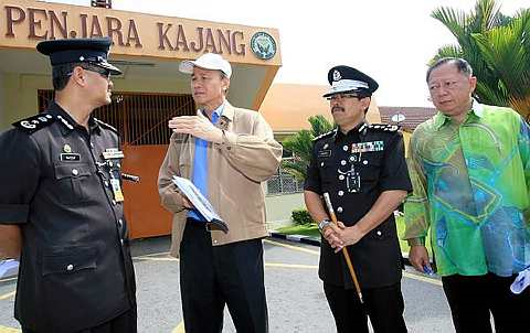 Naib Pengerusi Yayasan Pencegahan Jenayah Malaysia (MCPF) Tan Sri Lee Lam Thye berbincang sesuatu dengan Pengarah Penjara Kajang Alzafry Mohamed Alnassif Mohamed Adahan (kiri) ketika melawat ke penjara itu di Kajang, hari ini. Hadir sama Ketua Pengarah Jabatan Penjara Datuk Zulkifli Omar dan Pengerusi MCPF (Kuala Lumpur) Datuk William Lim (kanan). -Foto BERNAMA 