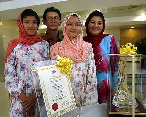 Penerima Anugerah Maulidur Rasul 2011, Wee Soo Yen (dua dari kanan)bersama keluarga, dari kiri, Wee Soo May (adik), Wee Hock Lim (ayah) and dan Soo Ah Khem (ibu). - Foto THE STAR/UU BAN