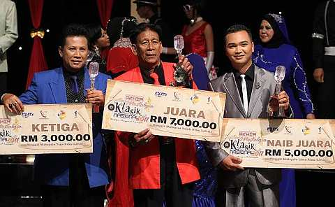 Baharudin (tengah), Rizal dan Amaran dengan hadiah masing-masing selepas memenangi Bintang Nostalgia Klasik Nasional 2011 di Angkasapuri, Kuala Lumpur, Sabtu. - Foto GLENN GUAN