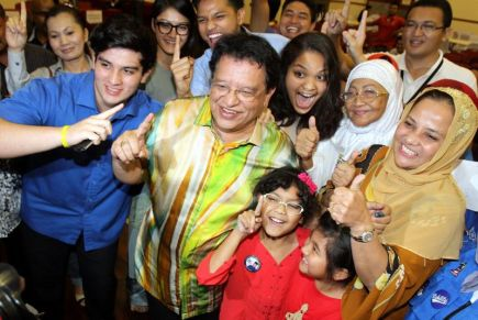 Calon Barisan Nasional (BN) bagi kerusi Parlimen Putrajaya, Tengku Adnan Tengku Mansor meraikan kemenangannya mengekalkan kerusi yang disandangnya bersama ahli keluarga selepas keputusan rasmi diumumkan di Pusat Komuniti Presint 9 Putrajaya pada malam Ahad. - FOTO THE STAR
