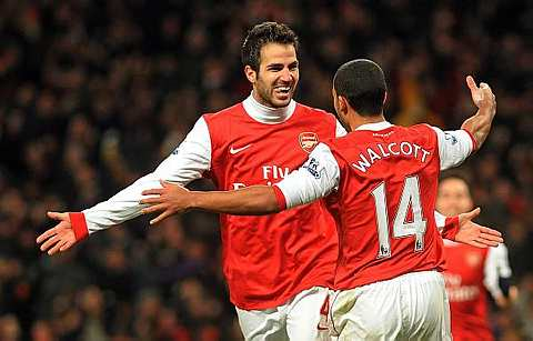 Fabregas meraikan jaringannya bersama Walcott.