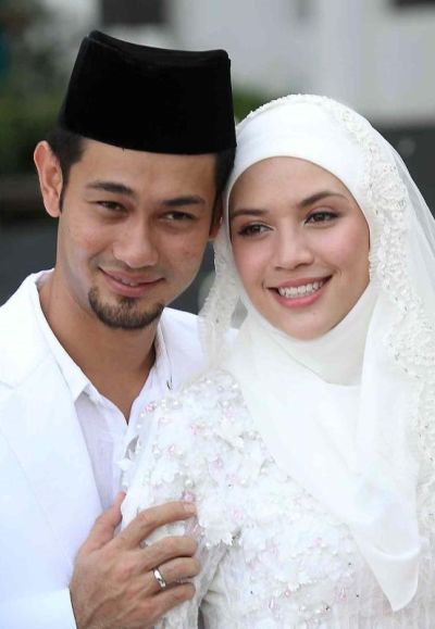 Farid (kiri) dan Diana pada majlis pernikahan mereka pada 3 November lalu.