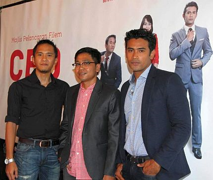 Razaisham Rashid (tengah) bersama pelakon CEO iaitu Remy Ishak (kanan) dan Beto Kusyairy.