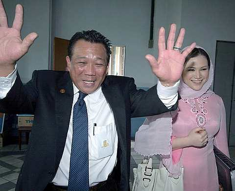 Ahli Parlimen Kinabatangan Datuk Bung Moktar Radin (kiri) dan isteri Zizie Ezette ketika hadir di Mahkamah Tinggi Syariah Wilayah Persekutuan di Kuala Lumpur, pada 8 Jun lalu. Mahkamah memutuskan hari ini permohonan Datuk Bung Moktar dan isterinya supaya pernikahan mereka diterima dan didaftarkan oleh Pendaftar Nikah, Cerai dan Rujuk Wilayah Persekutuan tetapi ia ditangguhkan. - Foto BERNAMA