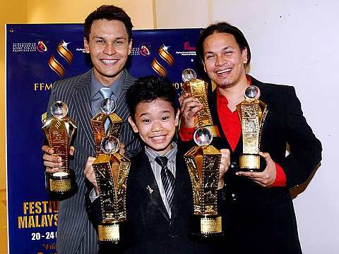 Pengarah filem Magika Edry Abdul Halim bergambar bersama pemenang anugerah Pelakon Kanak-kanak Terbaik Fimie Don dan penerbit Norman Abdul Halim selepas memenangi lima Anugerah Cipta. - Foto The Star oleh SHAARI CHE MAT